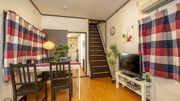 Private Vacation Home | Living room | Flat-screen TV