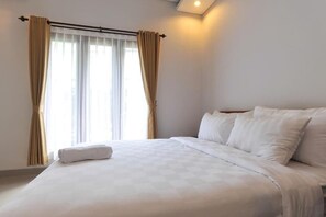 Premium bedding, desk, iron/ironing board, rollaway beds - UmahOde (Kutuh)