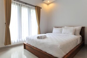 Premium bedding, desk, iron/ironing board, rollaway beds - UmahOde (Kutuh)