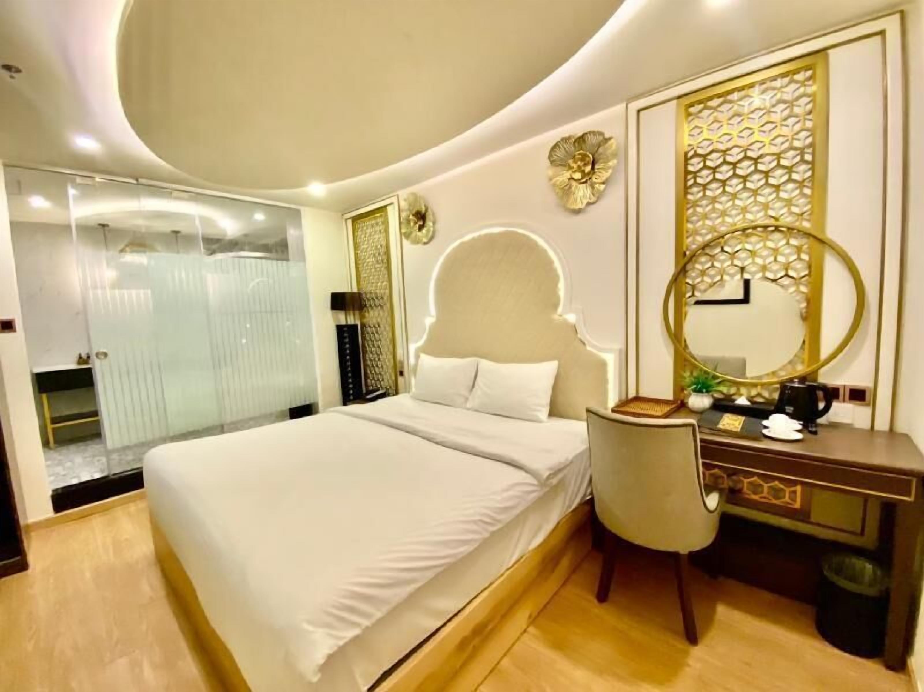 Minibar, in-room safe, desk, free WiFi