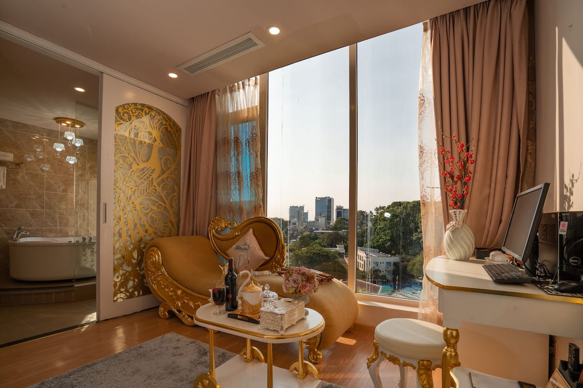Gold King | Minibar, in-room safe, desk, free WiFi