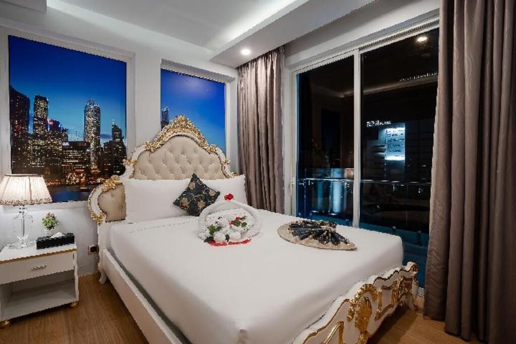 Minibar, in-room safe, desk, free WiFi