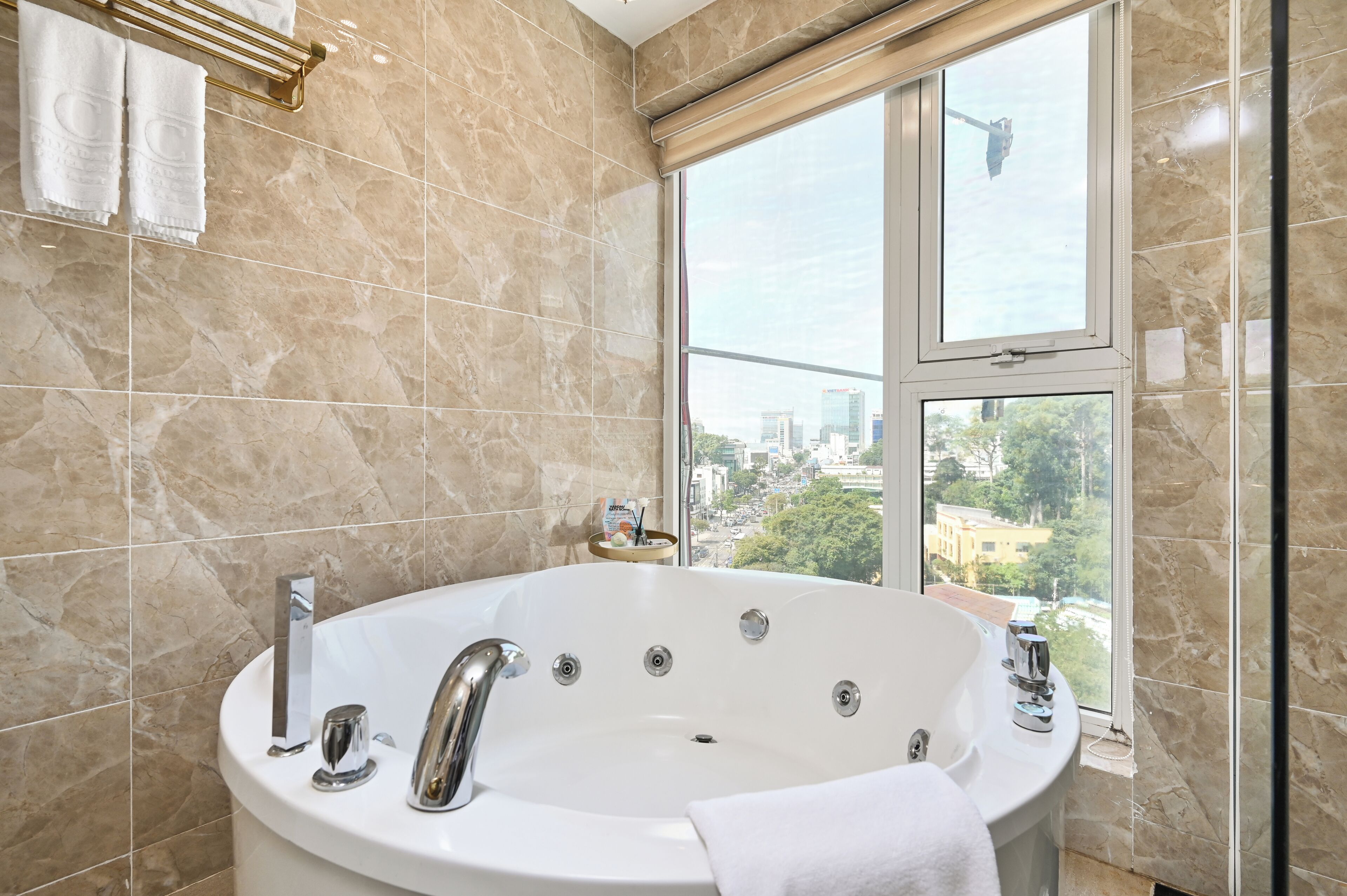 Studio Suite Bathtub City View | Bathroom
