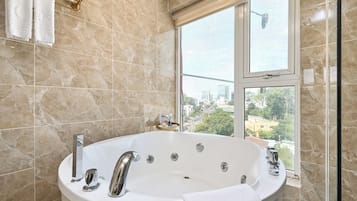 Studio Suite Bathtub City View | Bathroom