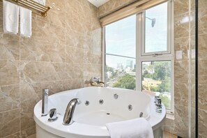 Studio Suite Bathtub City View | Bathroom | Free toiletries, hair dryer, bathrobes, slippers - Cicilia Saigon Center (Ho Chi Minh City)