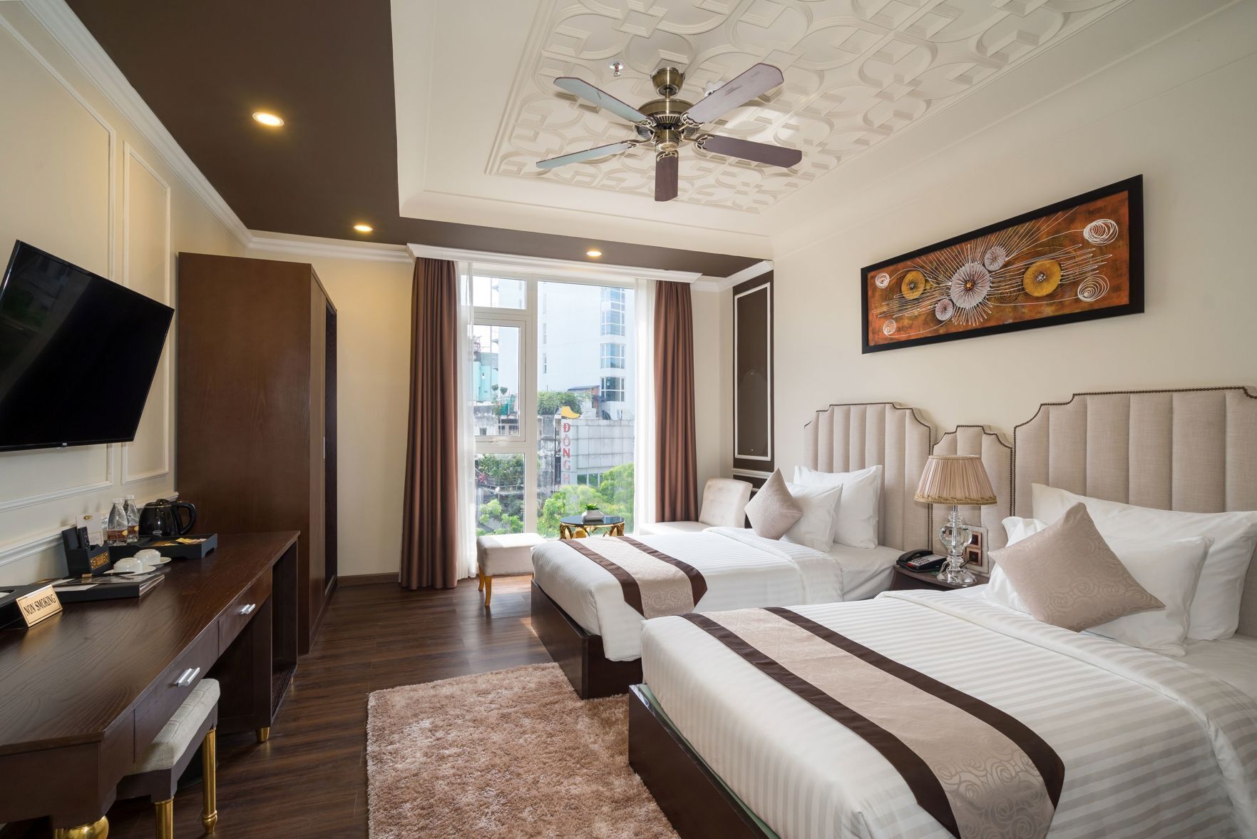 Minibar, két bảo mật tại phòng, bàn 