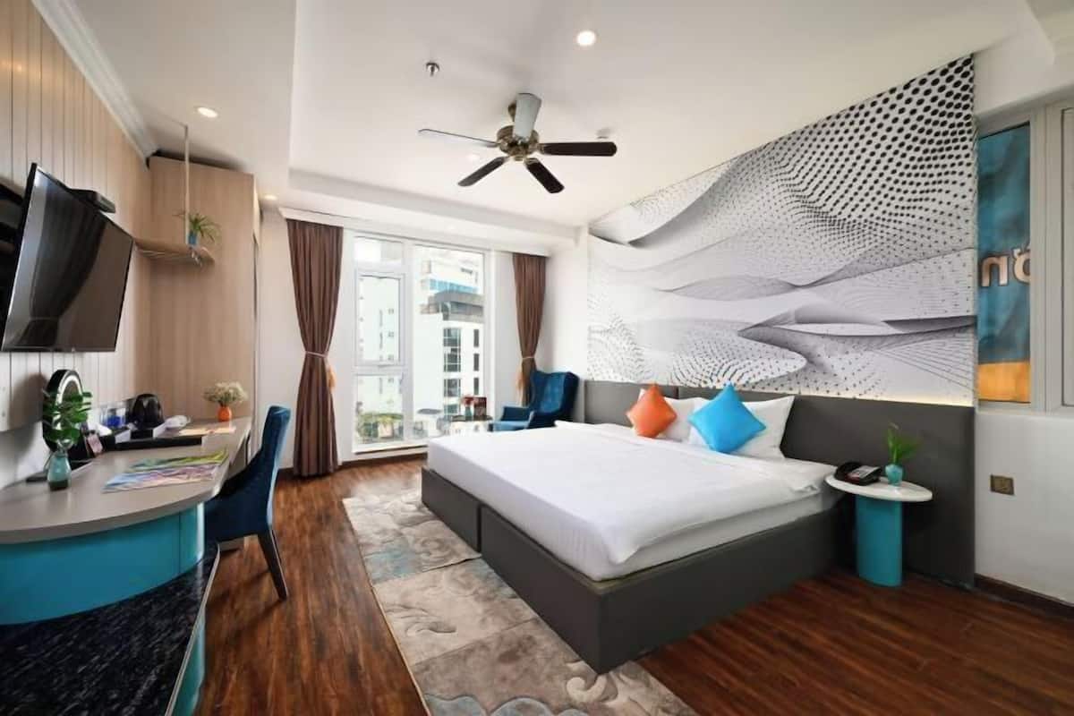 มินิบาร์, ตู้นิรภัยในห้องพัก, โต๊ะทำงาน, Wi-Fi ฟรี