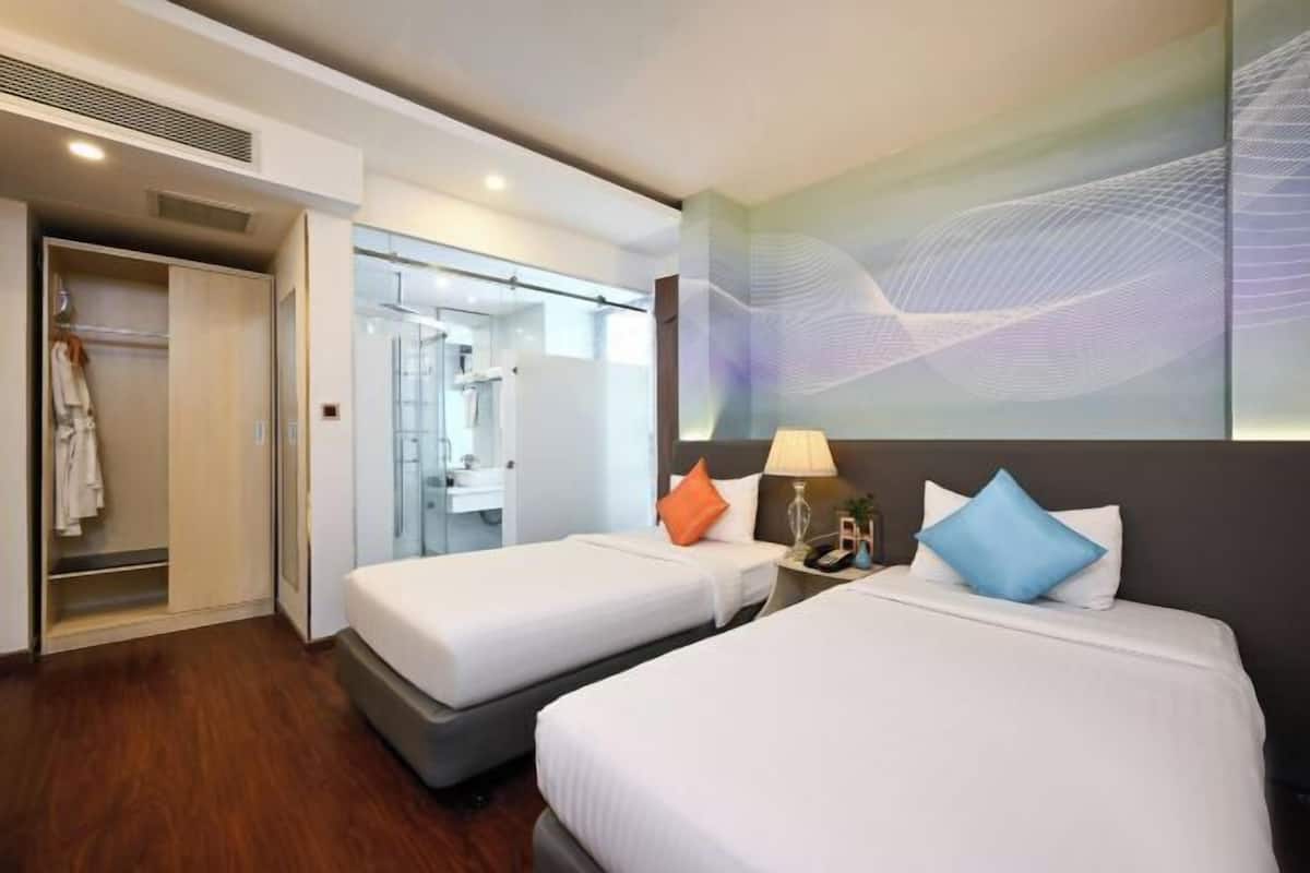 Minibar, in-room safe, desk, free WiFi