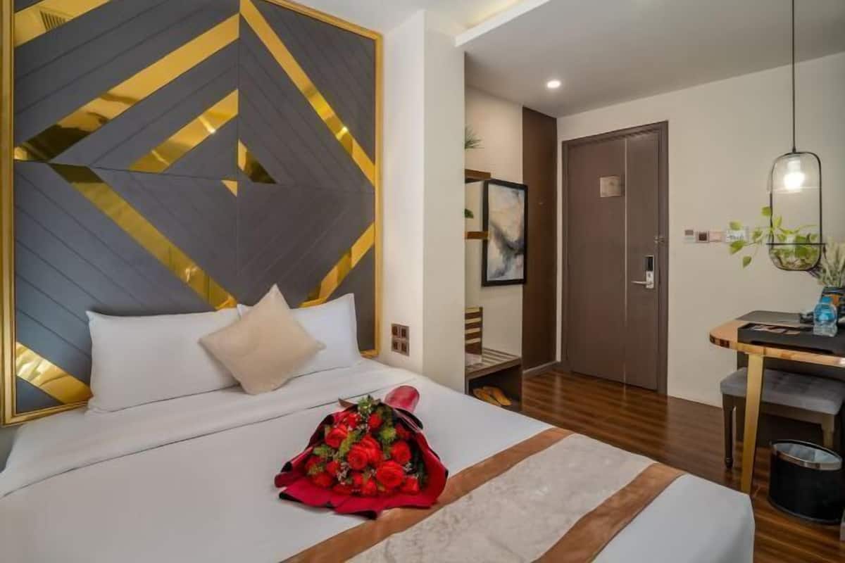 Minibar, in-room safe, desk, free WiFi