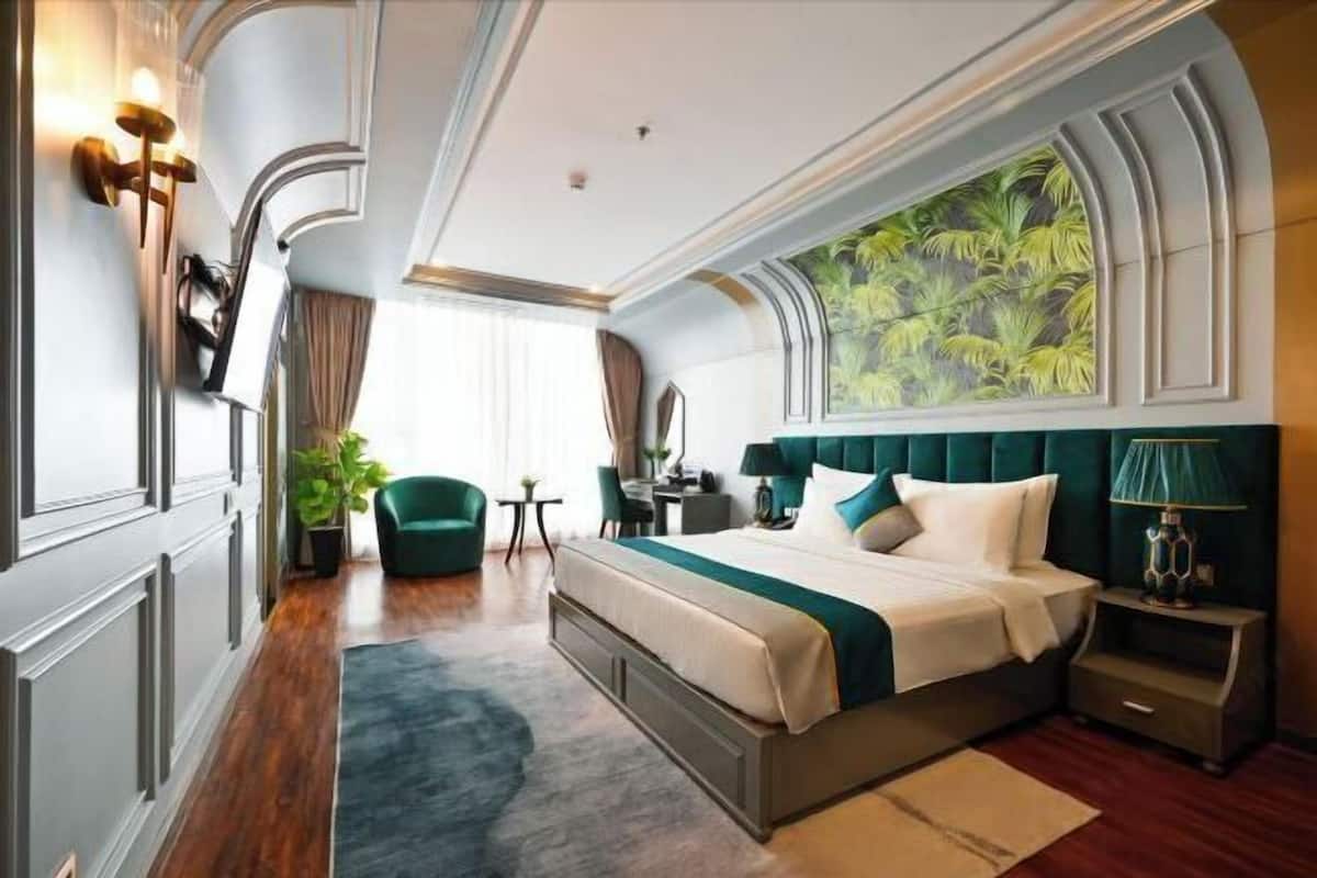 Minibar, in-room safe, desk, free WiFi