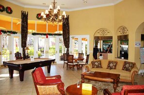 Familienvilla, Mehrere Schlafzimmer, zum Garten hin | Lobby-Lounge