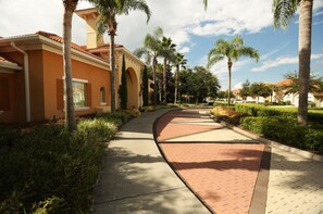 Familienvilla, Mehrere Schlafzimmer, zum Garten hin | Blick auf die Straße