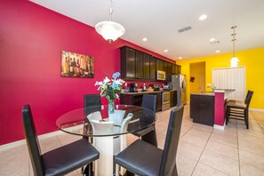 Biệt thự dành cho gia đình, nhiều phòng ngủ, khu vực vườn | Khu vực dùng bữa sáng