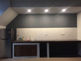 Una cocina moderna con refrigerador empotrado, una encimera con fregadero y armarios.
