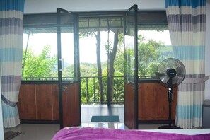 Escritorio, wifi gratis y ropa de cama