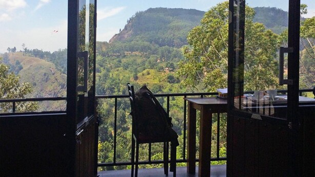 Una habitación con vistas a un paisaje montañoso.