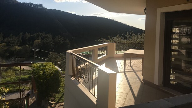 Un balcón con vista a un paisaje montañoso.
