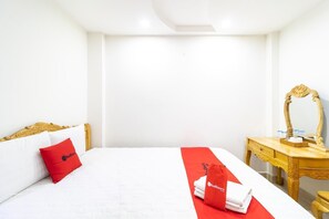 Premium bedding, desk, iron/ironing board, free WiFi