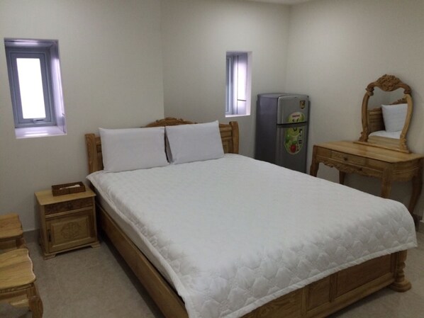 Premium bedding, desk, iron/ironing board, free WiFi
