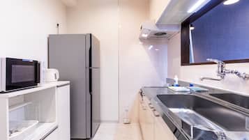 Departamento ejecutivo, para no fumadores | Cocina privada | Refrigerador con congelador, microondas y parrilla de estufa