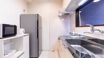 Executive Apartment, Non Smoking | Private kitchen | Full-sized fridge, microwave, stovetop, freezer