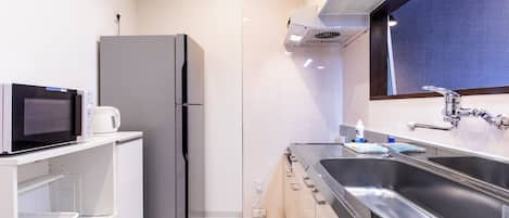 Executive Apartment, Non Smoking | Private kitchen | Full-sized fridge, microwave, stovetop, freezer