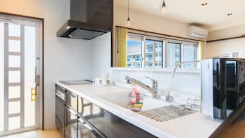 Departamento familiar, 2 habitaciones | Cocineta privada | Refrigerador con congelador, microondas y parrilla de estufa