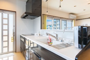 Apartamento família, 2 quartos | Cozinha americana privada | Geladeira grande, micro-ondas, cooktop, freezer