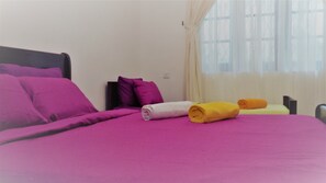 Klassieke driepersoonskamer | 1 slaapkamer, luxe beddengoed, een kluis op de kamer, een bureau