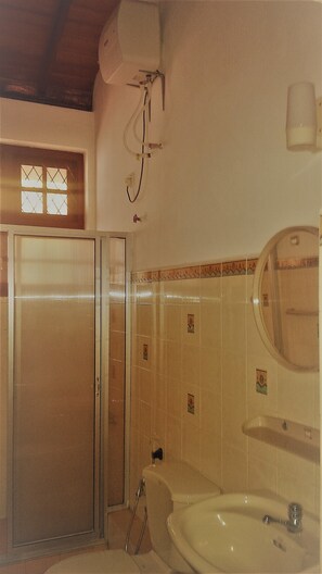 Shower, jetted bath, free toiletries - La Cima Kandy (Kandy)