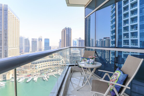 Deluxe Apartment | Balcony - HiGuests - Bay Central West (Dubai)