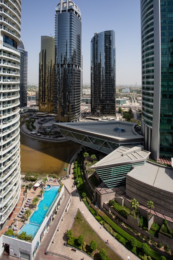 Una piscina al aire libre