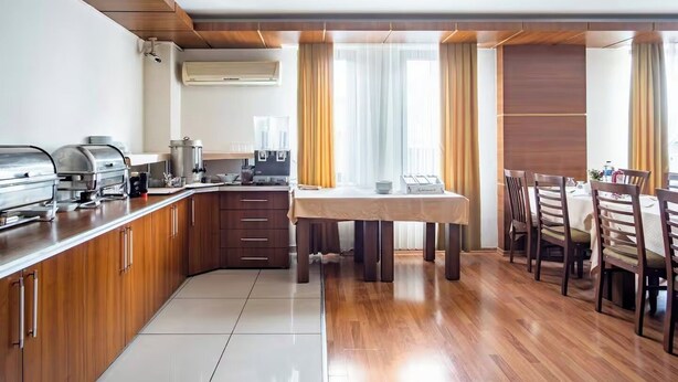 Una cocina moderna con comedor, armarios de madera y un equipo de aire acondicionado integrado.
