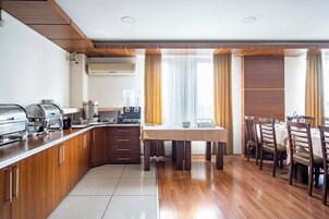 2 restaurantes; se sirve desayuno, almuerzo y cena