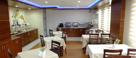 2 restaurants servant le déjeuner, le dßner et le souper