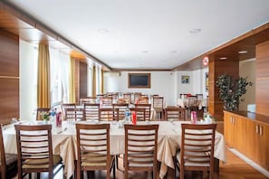 2 restauranter: frokost, lunsj og middag serveres