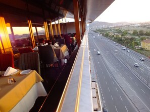 2 restaurantes, se sirve desayuno 