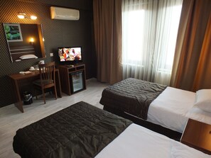 Twin Room, 2 Katil Bujang (Single), City View | Cadar kapas Mesir, peralatan tempat tidur premium, bar mini, meja 