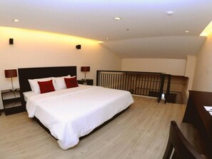 Minibar, in-room safe, desk, iron/ironing board - Bauan Plaza Hotel (Bauan)