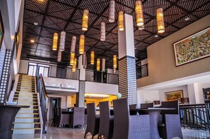 Aamiainen, lounas ja illallinen; paikallinen ja kansainvälinen keittiö 