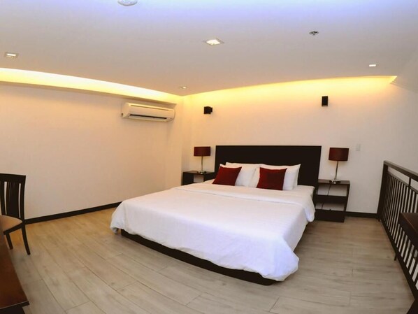 Minibaari, tallelokero huoneessa, työpöytä, silitysrauta/-lauta