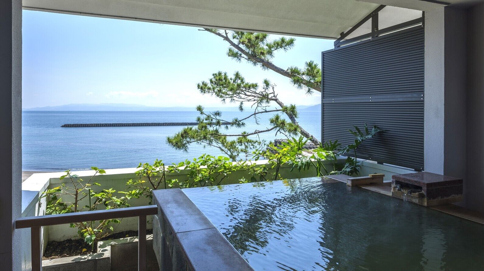En balkon med havudsigt, en pool og en træterrasse.