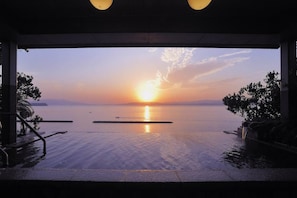 Suối nước nóng