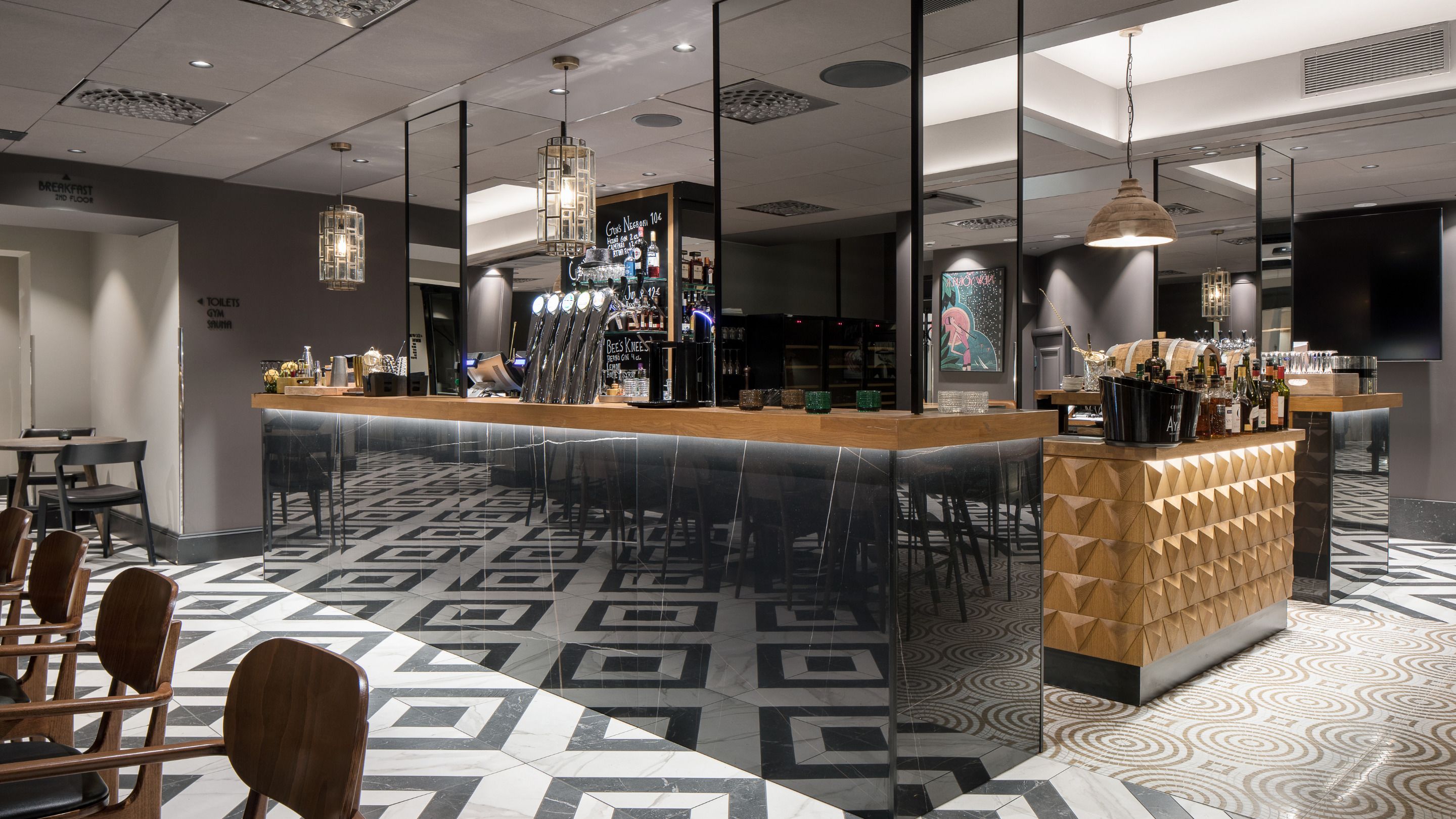 2 restaurants, international cuisine