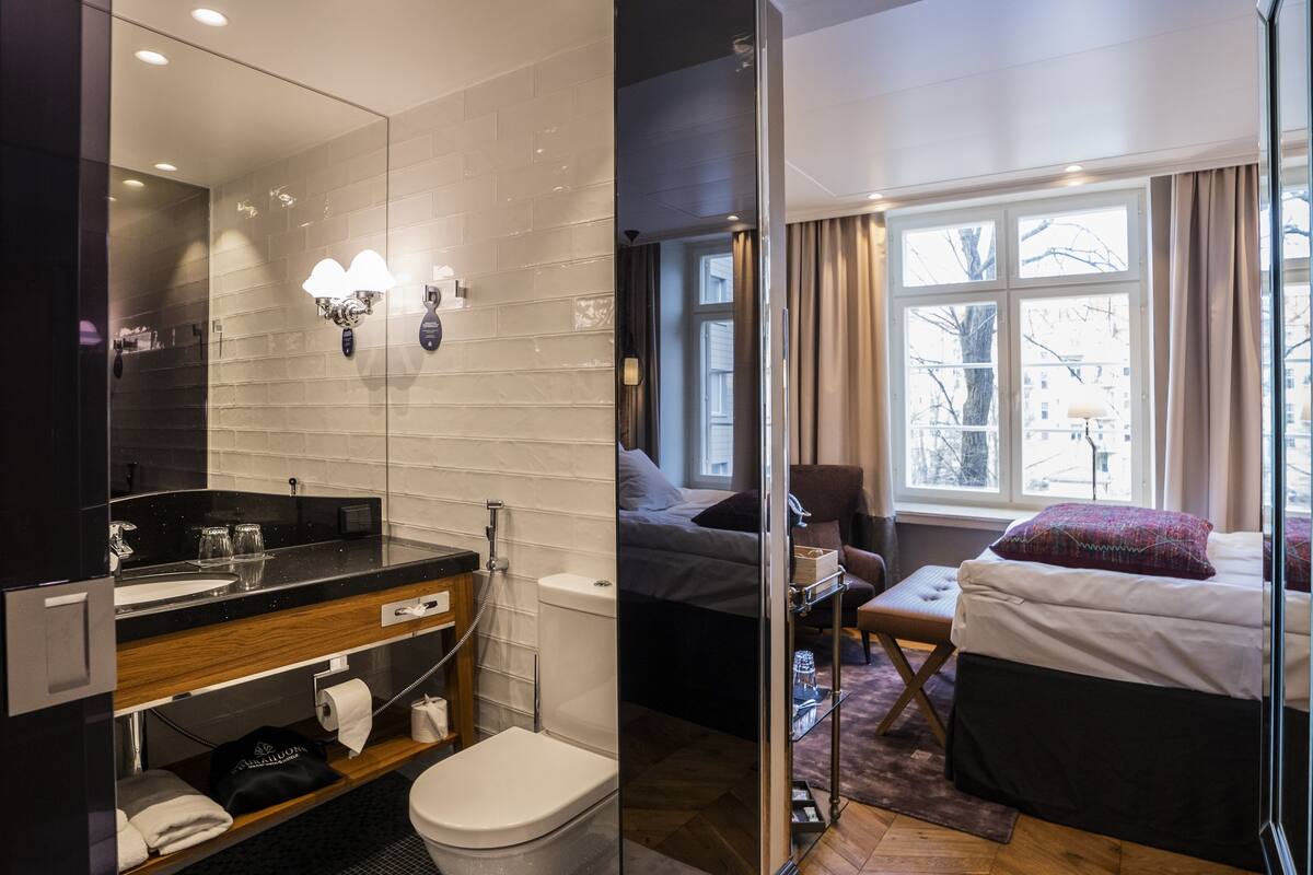 single room (solo) | courtyard view