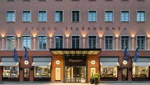 La façade d’un hôtel portant l’inscription « Turun Seurahuone » et dotée de nombreuses fenêtres.
