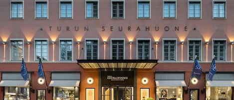 Facciata della struttura - sera/notte