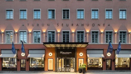 Fachada de la propiedad por la tarde o noche. Solo Sokos Hotel Turun Seurahuone