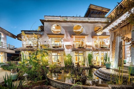 住宿正面 - 傍晚/夜晚