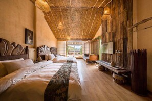 Escritorio, cortinas blackout y wifi gratis